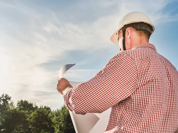 Jóképű mérnök fehér hardhat — Stock Fotó