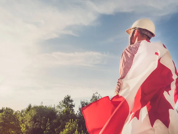 Junger Ingenieur, weißer Hut und kanadische Flagge — Stockfoto