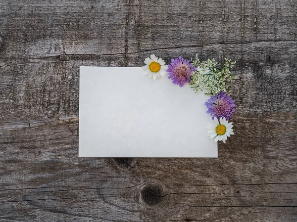 밝은 꽃과 메모장의 아름다운 꽃다발 — 스톡 사진