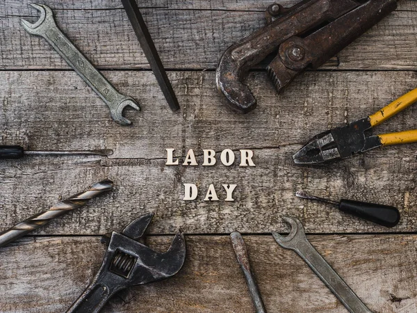 Dag van de arbeid. Hand gereedschap en houten letters — Stockfoto