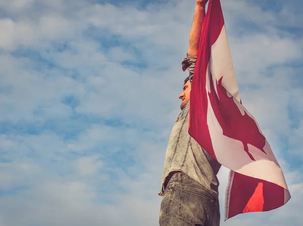 Mann schwenkt eine kanadische Flagge. Nationalfeiertag — Stockfoto