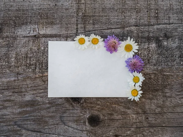 Belo buquê de flores brilhantes e bloco de notas — Fotografia de Stock