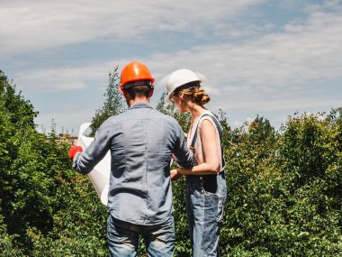 Genç mühendis kadın ve ast işçisi