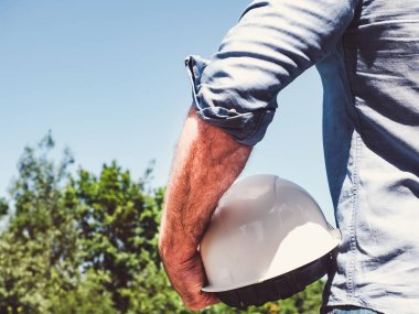 Mühendis, parkta beyaz hardhat tutan