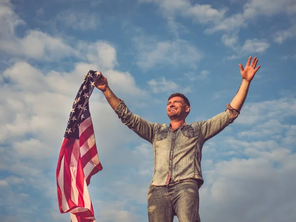 Красивый молодой человек с американским флагом — стоковое фото