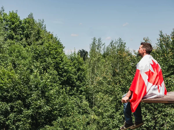 Mann mit kanadischer Flagge. Nationalfeiertag — Stockfoto