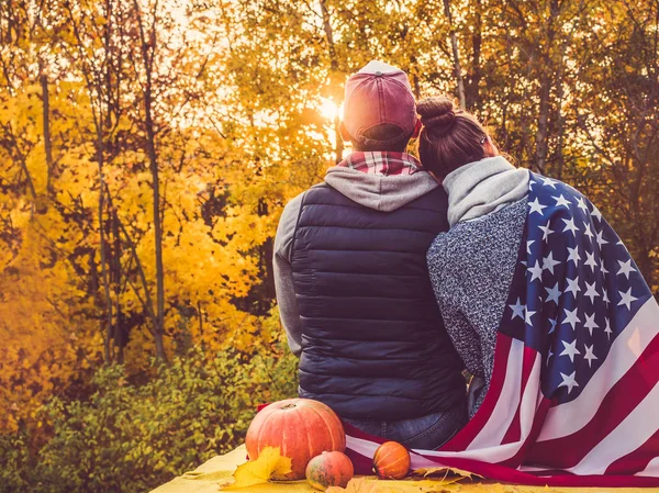 米国旗を持つ幸せな夫婦 — ストック写真