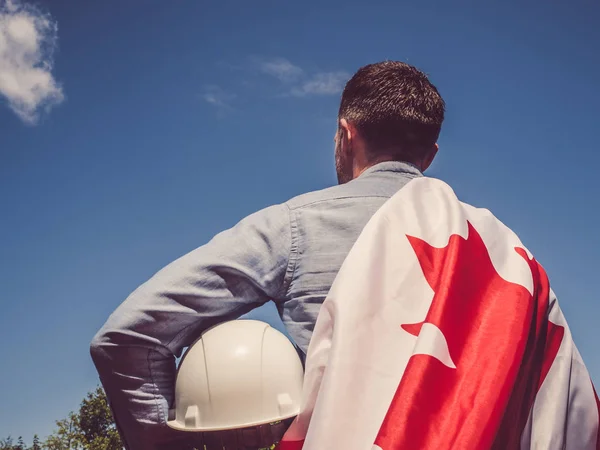 Junger Ingenieur, weißer Hut und kanadische Flagge — Stockfoto