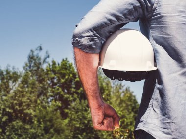 Mühendis, parkta beyaz hardhat tutan