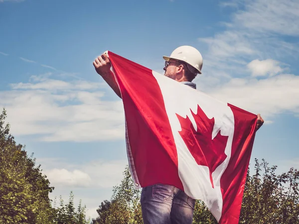 Ingenieur mit kanadischer Flagge im Park — Stockfoto