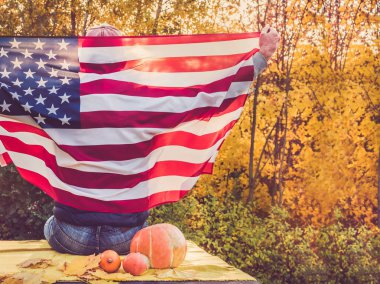 Elinde Amerikan bayrağı olan adam. Ulusal tatil