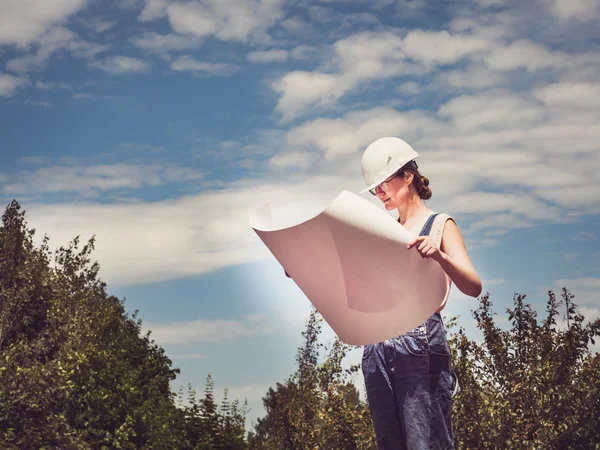 Kvinne som holder papirprosjekt i parken – stockfoto