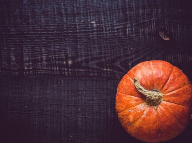 Ahşap bir yüzey üzerinde yatan olgun kabak