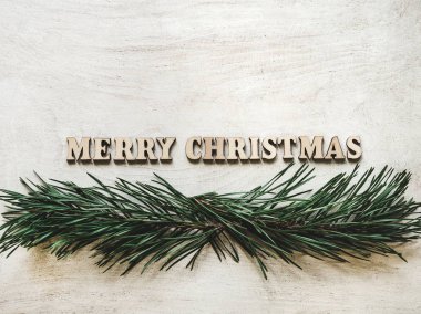 Mutlu Noeller ve yeşil Noel ağacı