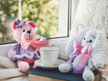 Pencerenin kenarında duran parlak pelüş oyuncaklar.