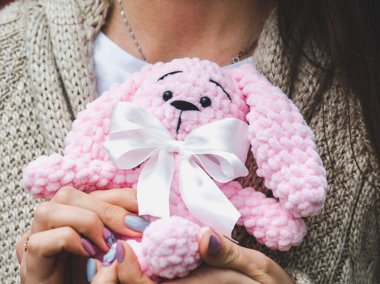 Doldurulmuş oyuncak tutan tatlı genç bir kadın.