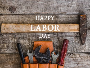 İLK GÜNÜ. El aletleri masanın üzerinde. Üst manzara, yakın plan. Kutlamaya hazırlanıyorum. Sevdiklerinizi, ailenizi, akrabalarınızı, arkadaşlarınızı ve meslektaşlarınızı tebrik ederim.