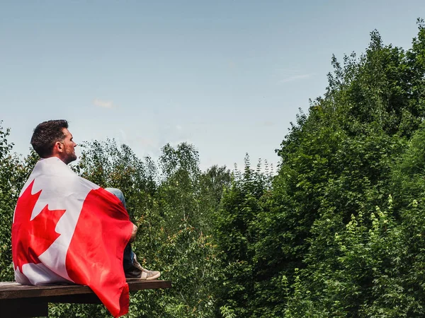 Attraktiver Mann Mit Kanadischer Flagge Auf Blauem Himmel Einem Klaren — Stockfoto