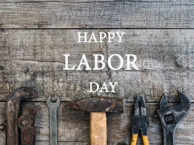 İLK GÜNÜ. El aletleri masanın üzerinde. Üst manzara, yakın plan. Kutlamaya hazırlanıyorum. Sevdiklerinizi, ailenizi, akrabalarınızı, arkadaşlarınızı ve meslektaşlarınızı tebrik ederim.