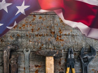 İLK GÜNÜ. El aletleri masanın üzerinde. Üst manzara, yakın plan. Kutlamaya hazırlanıyorum. Sevdiklerinizi, ailenizi, akrabalarınızı, arkadaşlarınızı ve meslektaşlarınızı tebrik ederim.