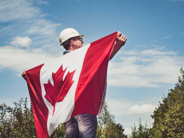 Junger Ingenieur Weißer Bollenhut Und Kanadische Flagge Park Vor Der — Stockfoto