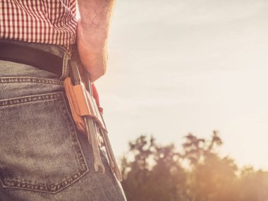 Parktaki genç işçi. Yakın plan. Çalışma ve istihdam kavramı