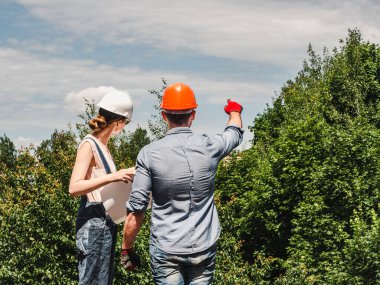 Parktaki genç mühendis ve işçi. Yakın plan. Çalışma ve istihdam kavramı
