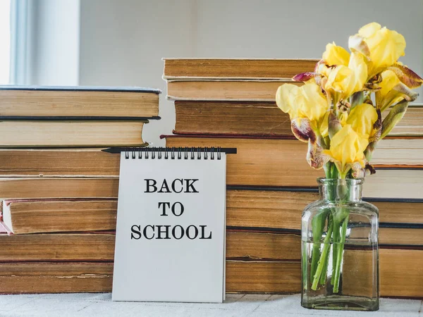 Une Pile Livres Vintage Bouquet Belles Fleurs Gros Plan Fond — Photo