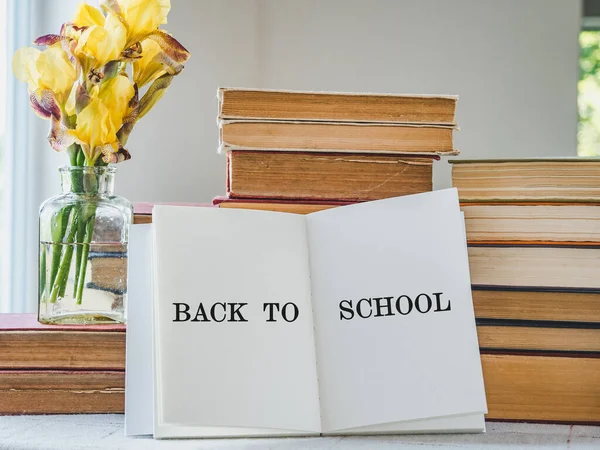 Une Pile Livres Vintage Bouquet Belles Fleurs Gros Plan Fond — Photo