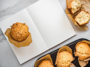 Taze, kokulu ev yapımı pastalar. Yakın plan, yan görüş. Lezzetli ve sağlıklı yeme konsepti