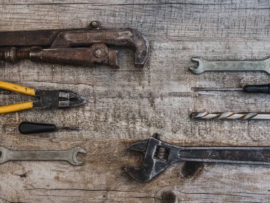 İLK GÜNÜ. El aletleri masanın üzerinde. Üst manzara, yakın plan. Kutlamaya hazırlanıyorum. Sevdiklerinizi, ailenizi, akrabalarınızı, arkadaşlarınızı ve meslektaşlarınızı tebrik ederim.