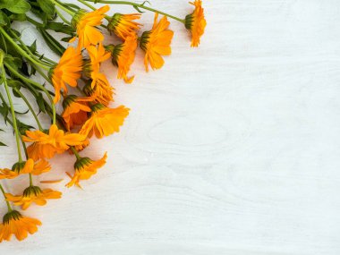 Tahta bir masanın üzerinde duran güzel kır çiçekleri.