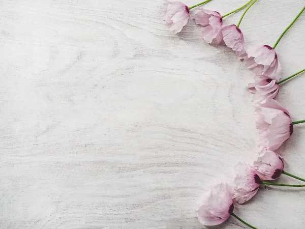 Vackra vilda blommor som ligger på ett träbord — Stockfoto