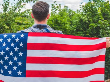 Amerikan Bayrağı tutan adam. Ulusal tatil