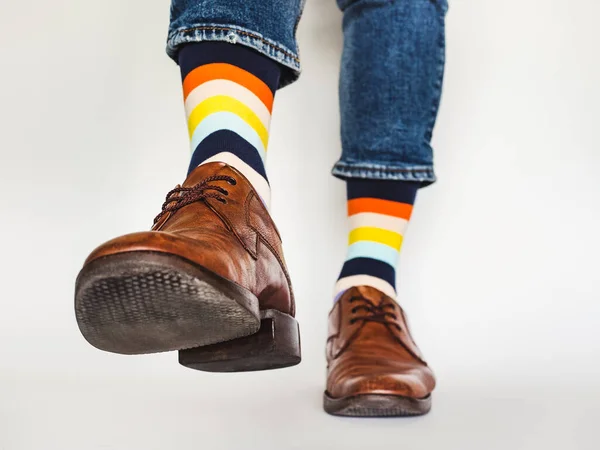 Ανδρικά Πόδια Μοντέρνα Παπούτσια Μπλε Τζιν Και Πολύχρωμες Μακριές Κάλτσες — Φωτογραφία Αρχείου