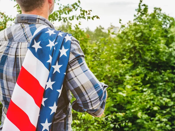 Привлекательный Человек Американским Флагом Фоне Голубого Неба Ясный Солнечный День — стоковое фото