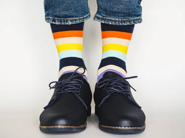 Ανδρικά πόδια, μοντέρνα παπούτσια και φωτεινές κάλτσες — Φωτογραφία Αρχείου
