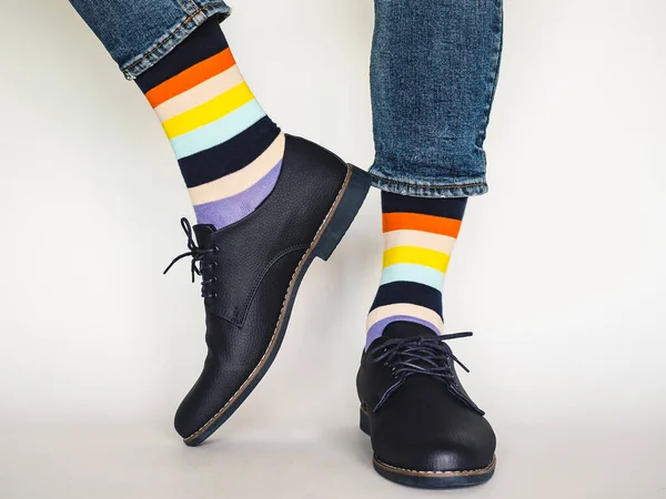 Ανδρικά πόδια, μοντέρνα παπούτσια και φωτεινές κάλτσες — Φωτογραφία Αρχείου