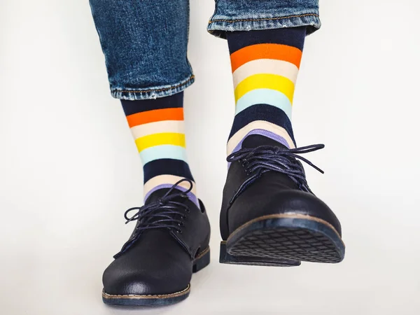 Чоловічі Ноги Модне Взуття Сині Джинси Строкаті Довгі Шкарпетки Білому — стокове фото