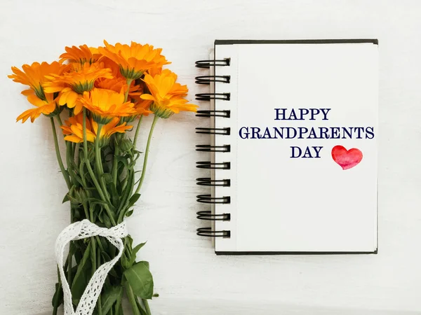 Национальный День Бабушки Дедушки Красивые Яркие Цветы Лежат Белом Деревянном — стоковое фото