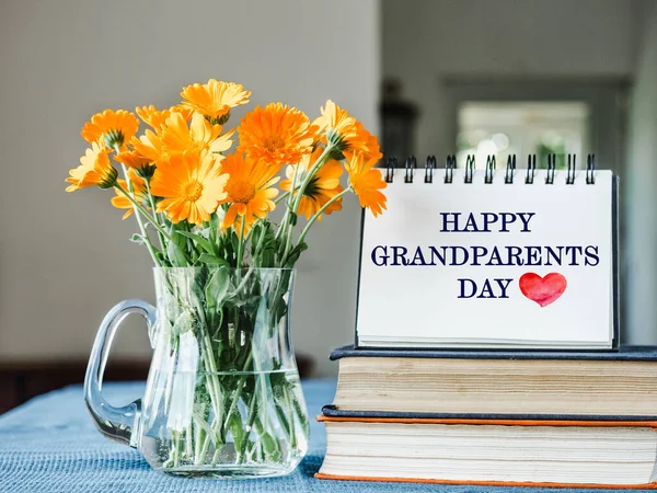 Nationale Grootouders Dag Mooie Heldere Bloemen Liggend Een Witte Houten — Stockfoto