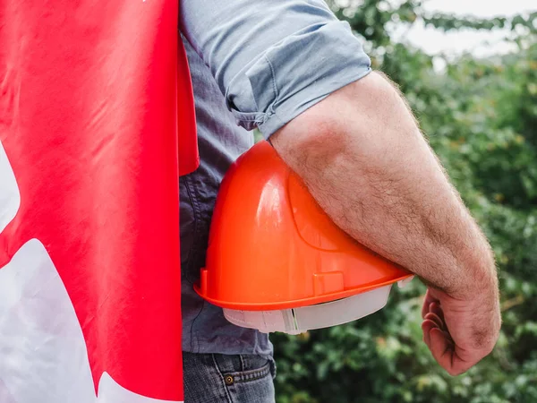 Schöner Mann Mit Werkzeug Der Eine Amerikanische Flagge Der Hand — Stockfoto