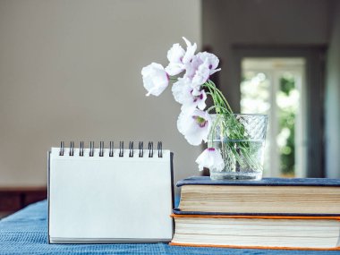 Güzel, parlak bir buket çiçek beyaz, ahşap bir masada. Yan görünüm, yakın plan