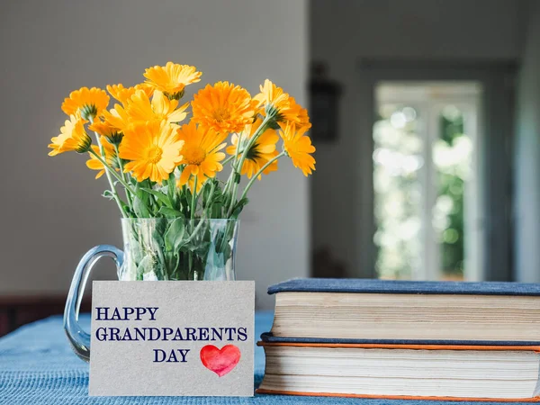 Nationale Grootouders Dag Mooie Heldere Bloemen Liggend Een Witte Houten — Stockfoto