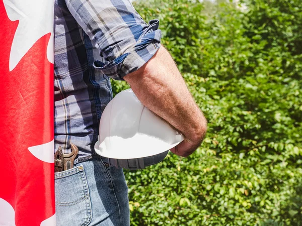 Attraktiver Mann Mit Kanadischer Flagge Auf Blauem Himmel Einem Klaren — Stockfoto