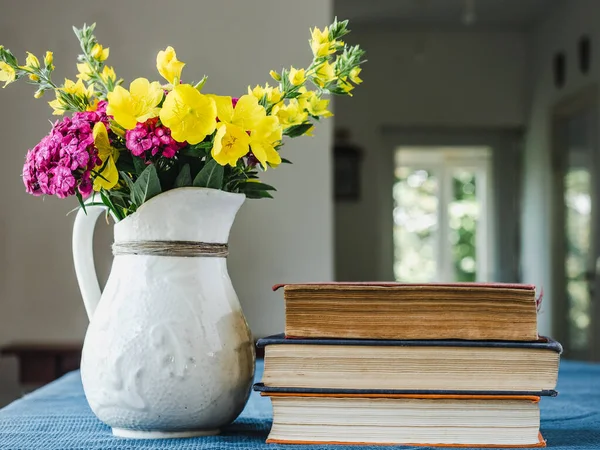Gyönyörű Fényes Virágcsokor Egy Fehér Asztalon Oldalnézet Közelkép — Stock Fotó