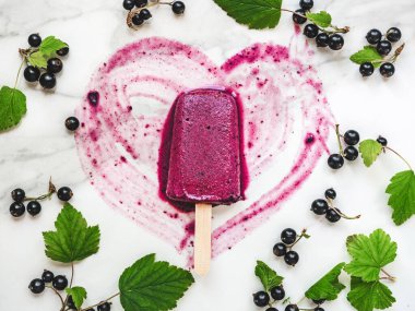 Masada duran ev yapımı dondurma. Yakın çekim, yukarıdan görüş. Lezzetli ve sağlıklı yeme konsepti