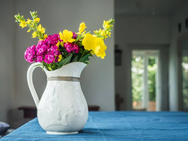 Gyönyörű Fényes Virágcsokor Egy Asztalon Oldalnézet Közelkép — Stock Fotó