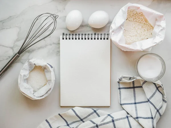 Cocinar para pasteles caseros. Comida deliciosa y saludable — Foto de Stock