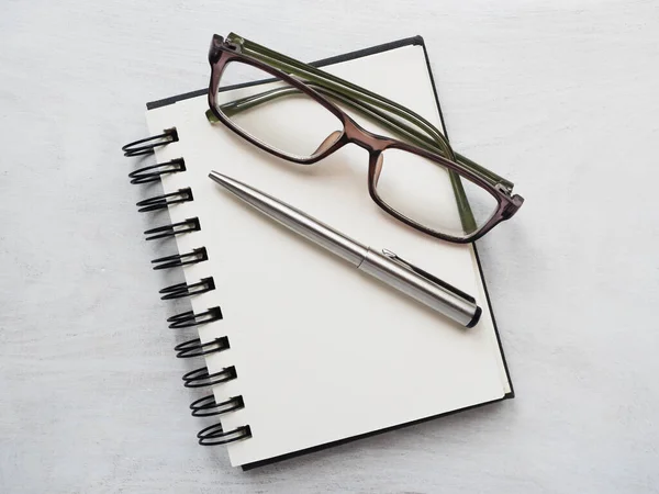 Κενό σημειωματάριο σελίδα, στυλό και γυαλιά. Ευχετήρια κάρτα — Φωτογραφία Αρχείου